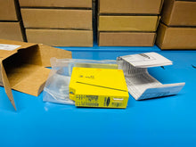 Load image into Gallery viewer, Banner Engineering Q85BW13D-T9 Laser Sensor with Mounting Bracket - New in Box