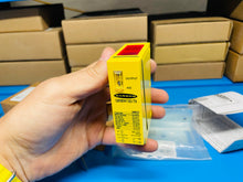 Load image into Gallery viewer, Banner Engineering Q85BW13D-T9 Laser Sensor with Mounting Bracket - New in Box