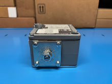 Load image into Gallery viewer, Allen-Bradley 836T-T352JX40 /B Series B Pressure Control - NEW IN BOX
