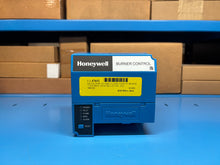 Load image into Gallery viewer, Honeywell RM7895 E 1002 Automatic Programming Control - NEW
